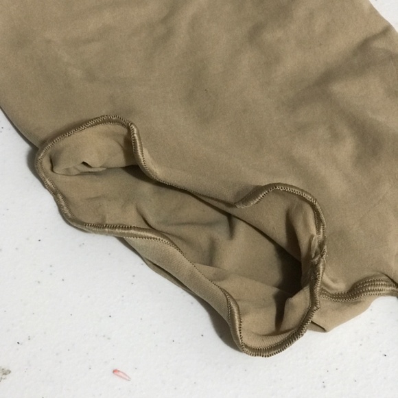 SKIMS Seamless Sculpt Solution Short Right Leg Exposed Shapewear - Picture 3 of 5